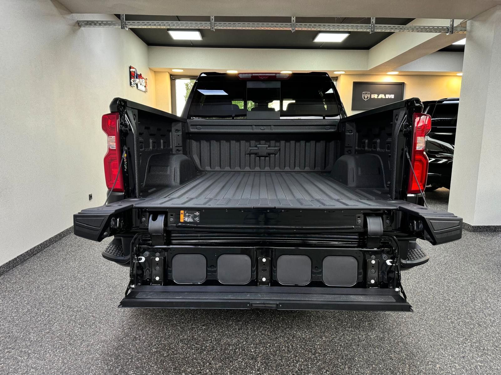 Fahrzeugabbildung Chevrolet 2026 SILVERADO MIDNIGHT DURAMAX DIESEL 4x4 HC