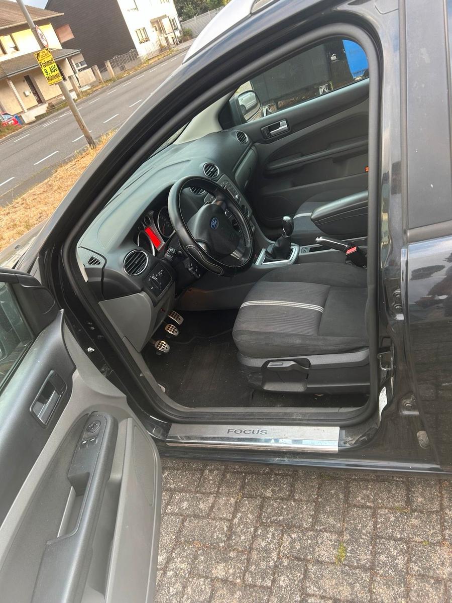 Ford Focus 2010 — interior