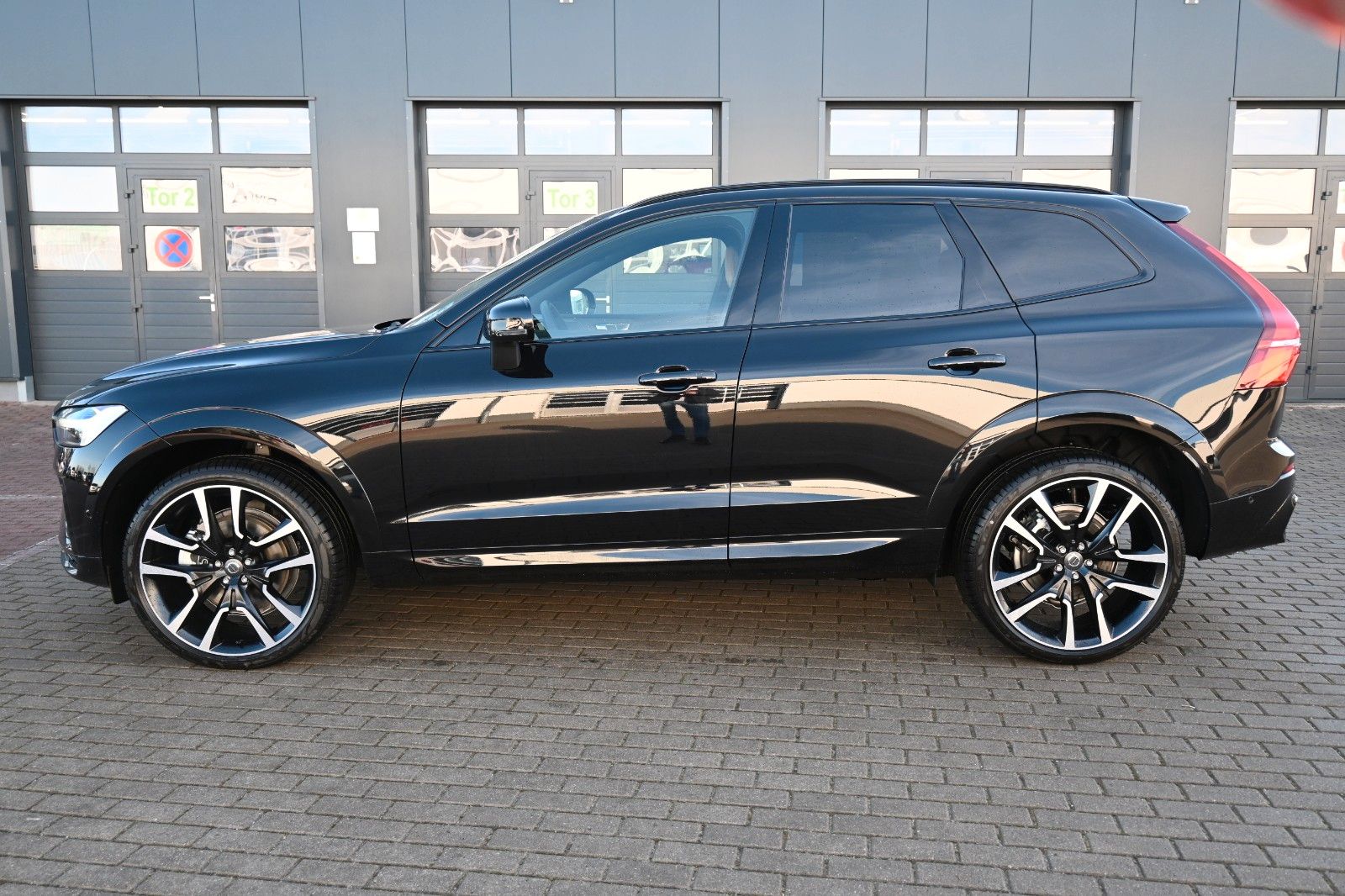 Fahrzeugabbildung Volvo XC60 B4 D AWD Ultimate Dark*STDHZG*360°*ACC*AHK