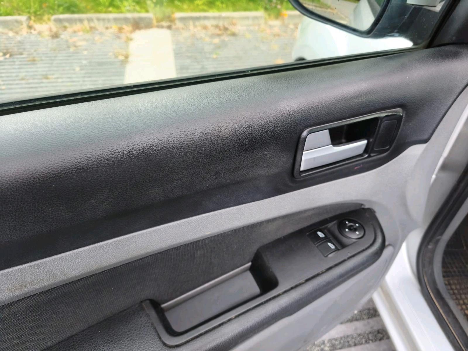 Ford Focus 2010 — photo 14
