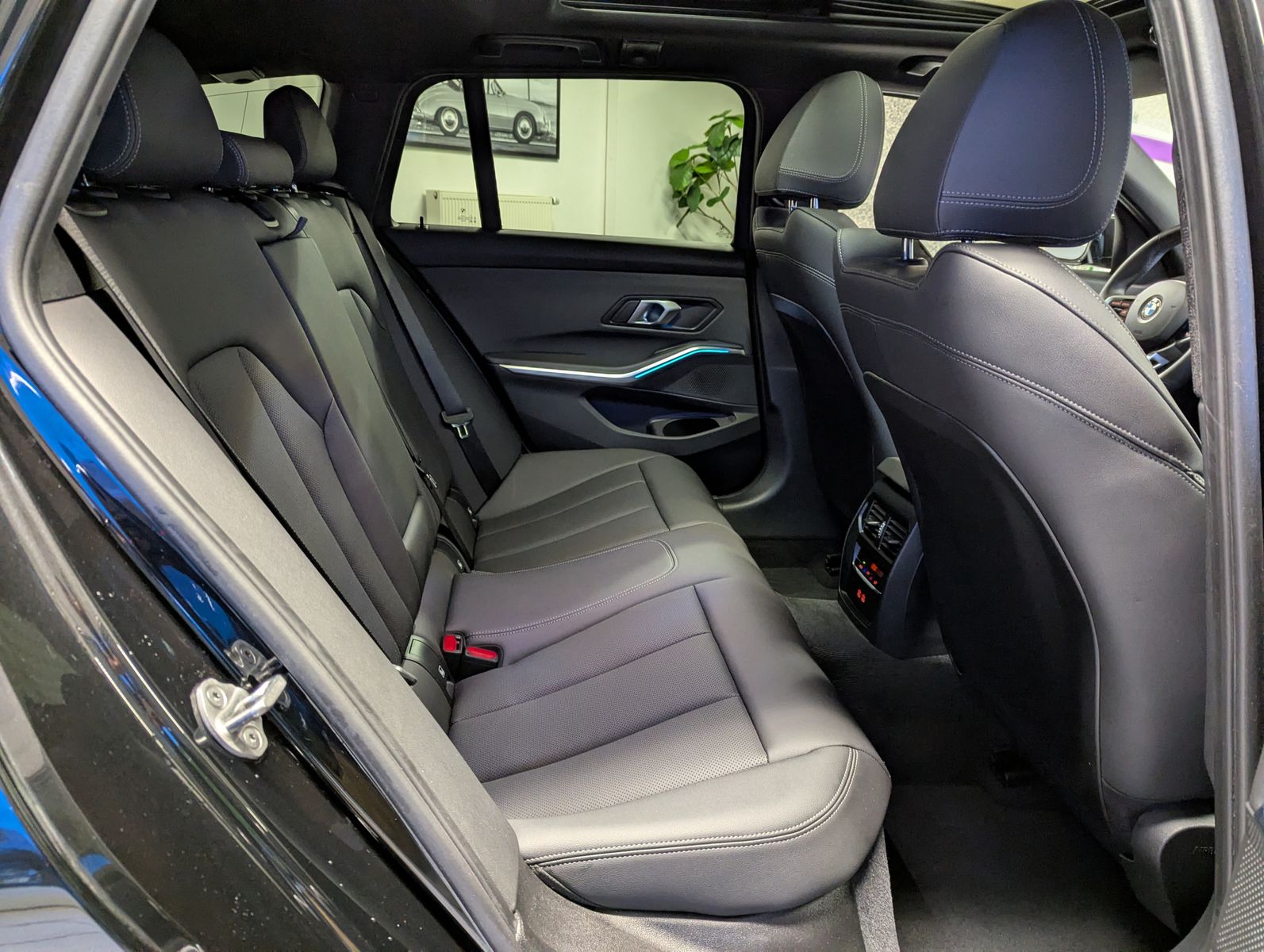 BMW 320 d xD M-Sport HUD Pano ACC LED-adaptiv AHK - Image 16