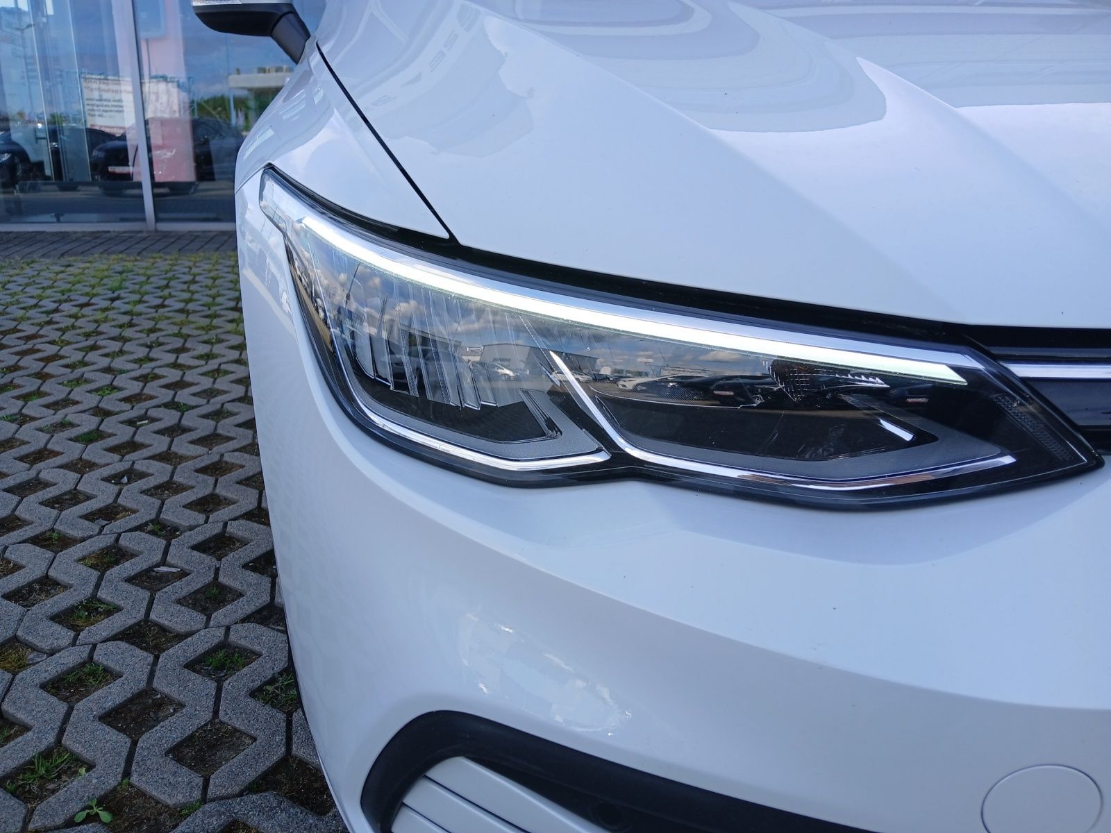 Fahrzeugabbildung Volkswagen Golf VIII eTSI Life DSG LED AHK Navi Pano AID AC