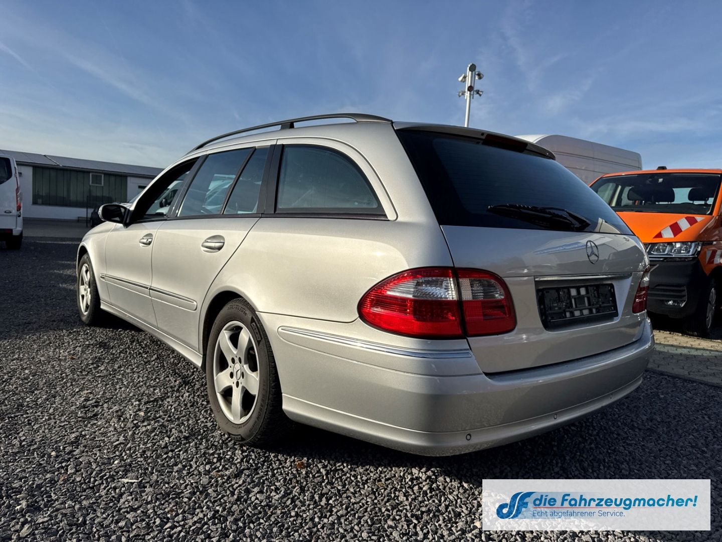 Fahrzeugabbildung Mercedes-Benz E 240 Navi Bi-Xenon Klimaautom e-Sitze *EXPORT