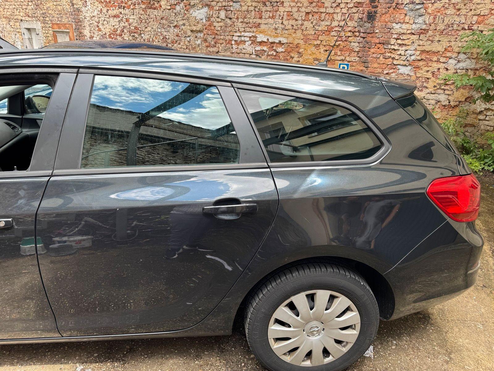 Opel Astra 2014 — photo 10
