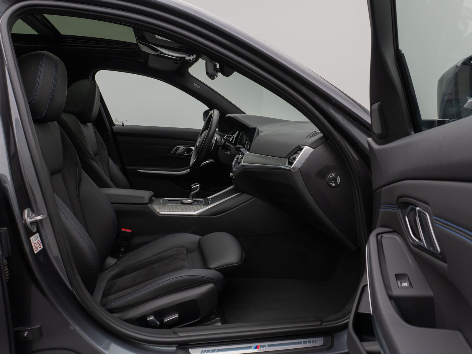 Fahrzeugabbildung BMW 330i M Sport Panorama Kamera DAB HiFi Komfort