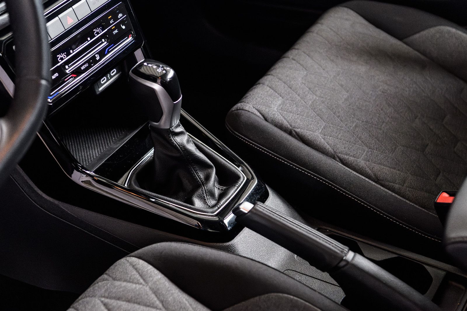 Fahrzeugabbildung Volkswagen T-Cross Life 1.0 TSI DSG LED+SHZ+ACC+APP+5 J.GAR