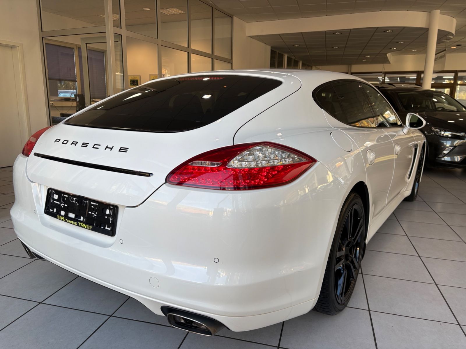 Fahrzeugabbildung Porsche Panamera Diesel * Carraraweiß * SCHIEBEDACH*