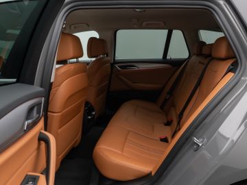 Fahrzeugabbildung BMW 520d Kamera HUD DAB Lenkrhzg Massage AHK Alarm