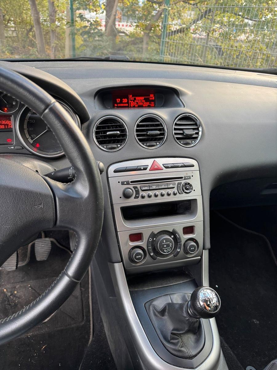 Peugeot 308 2011 — photo 14