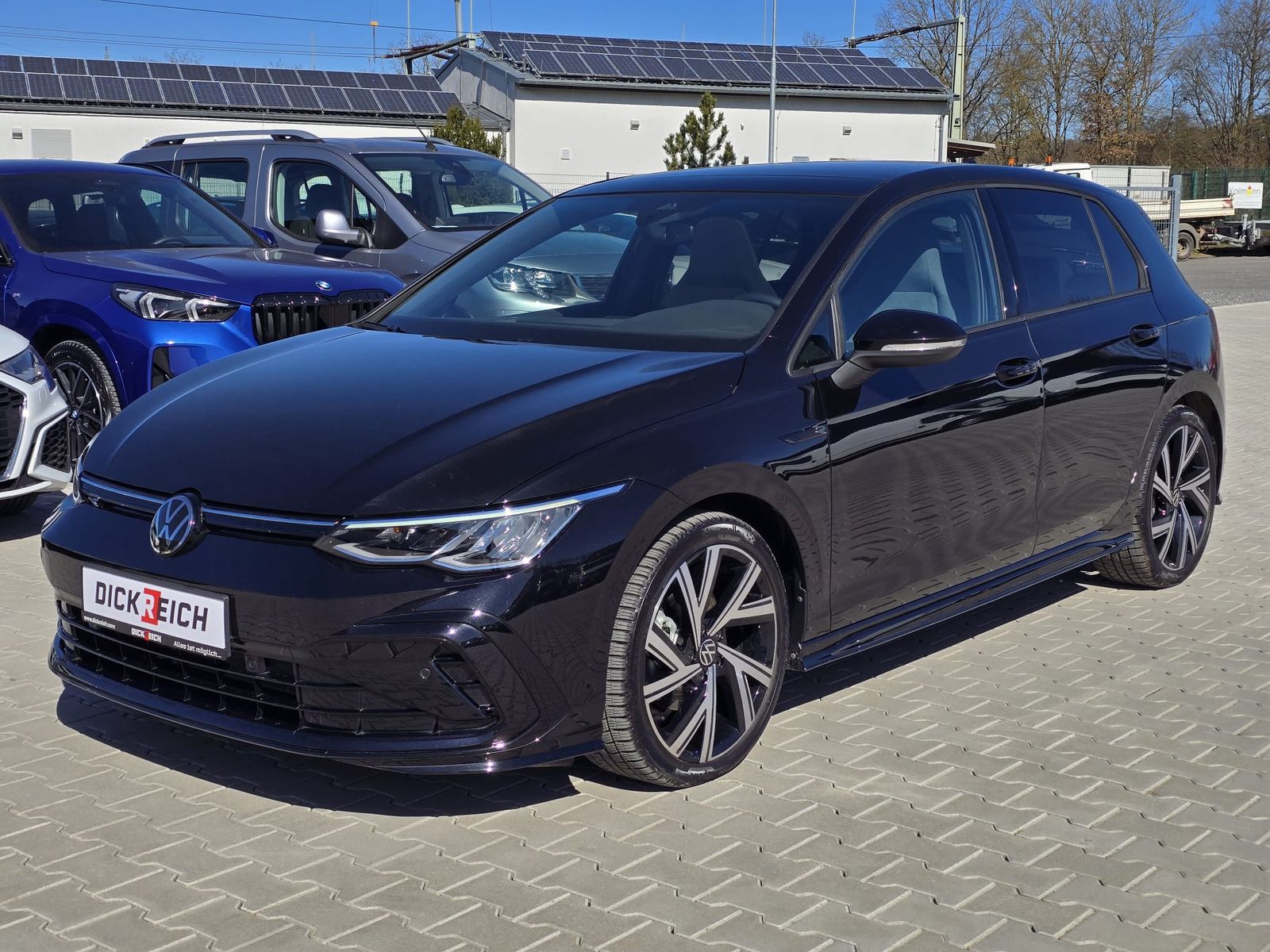 Fahrzeugabbildung Volkswagen Golf 1.5 TSI R-Line PANO*LED*ACC*KAMERA*PremNAVI