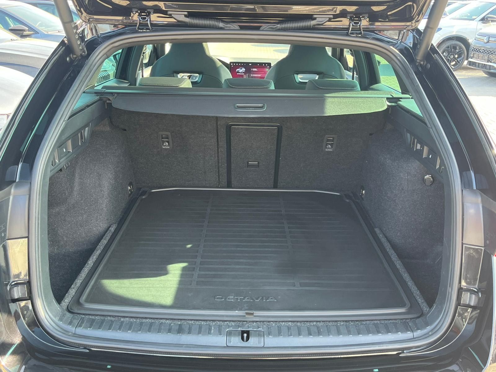 Fahrzeugabbildung SKODA Octavia 1.5 DSG Sportline PANO*MATRIX*AHK*5J.GAR