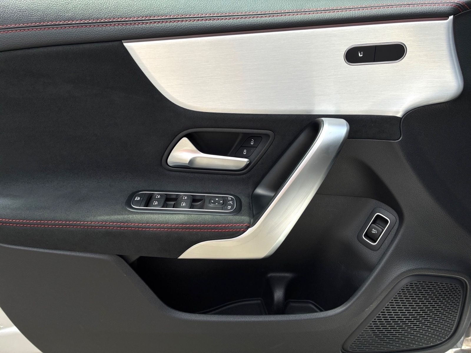 Mercedes-Benz CLA 35 AMG 4M Pano Kamera Multibeam Ambiente LED foto 24