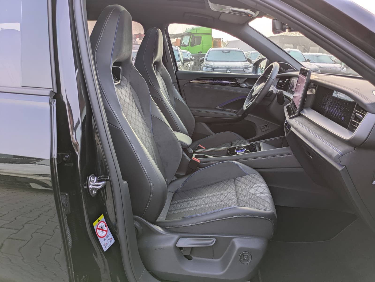 Fahrzeugabbildung Volkswagen Tayron 2.0 TDI 4M R-Line BLACK*7Si*MATRIX*PANO