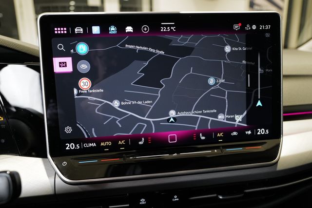 Volkswagen Golf VIII 1.5TSI Life RKam Navi Matrix HuD Totwi