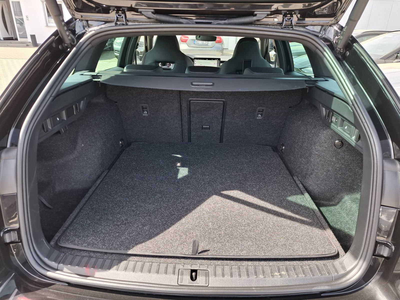 Fahrzeugabbildung SKODA Octavia 2.0 DSG Sportline MATRIX*AHK*CANTON*5J.G
