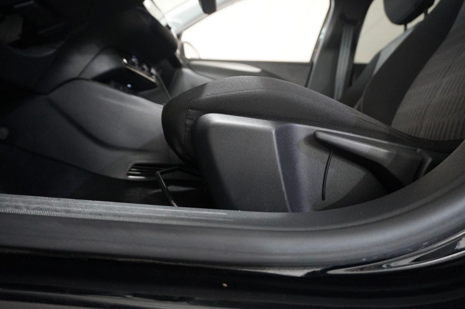 Fahrzeugabbildung Opel Corsa-e ELEKTRO 1-PHASIG NAVI/DAB/KAMEERA/VIRTU.