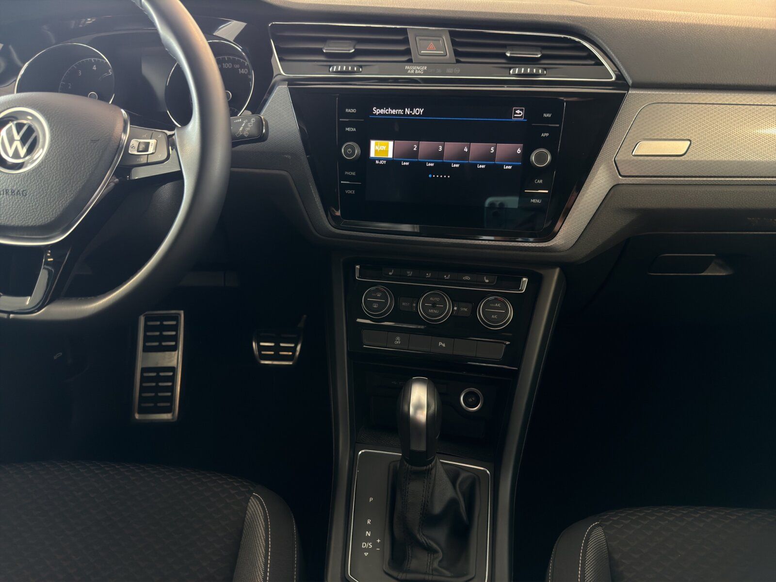 Fahrzeugabbildung Volkswagen Touran Active 1.5 TSI DSG AHK APP Kamera