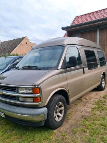 Chevrolet Chevy Express mit Wohnmobil zul. und LPG