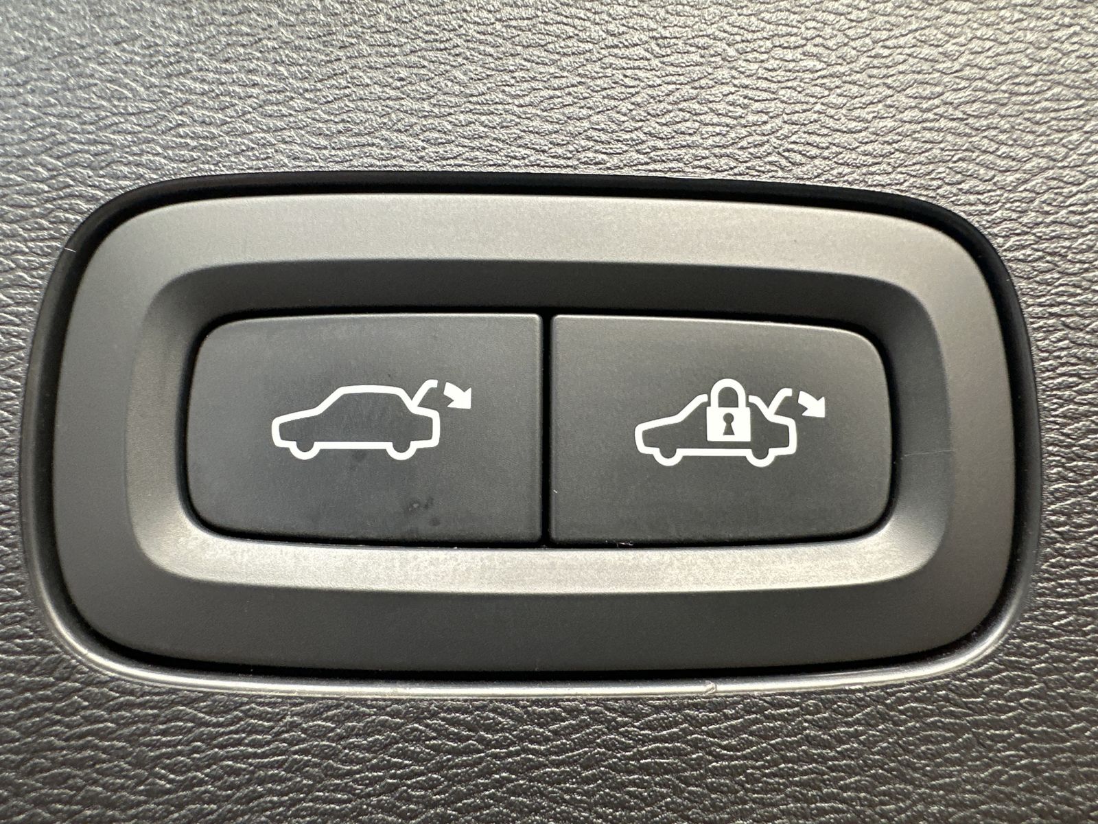 Fahrzeugabbildung Volvo V60 T6 AWD Recharge Core NAV+LED+ACC+STHZG+18ZO