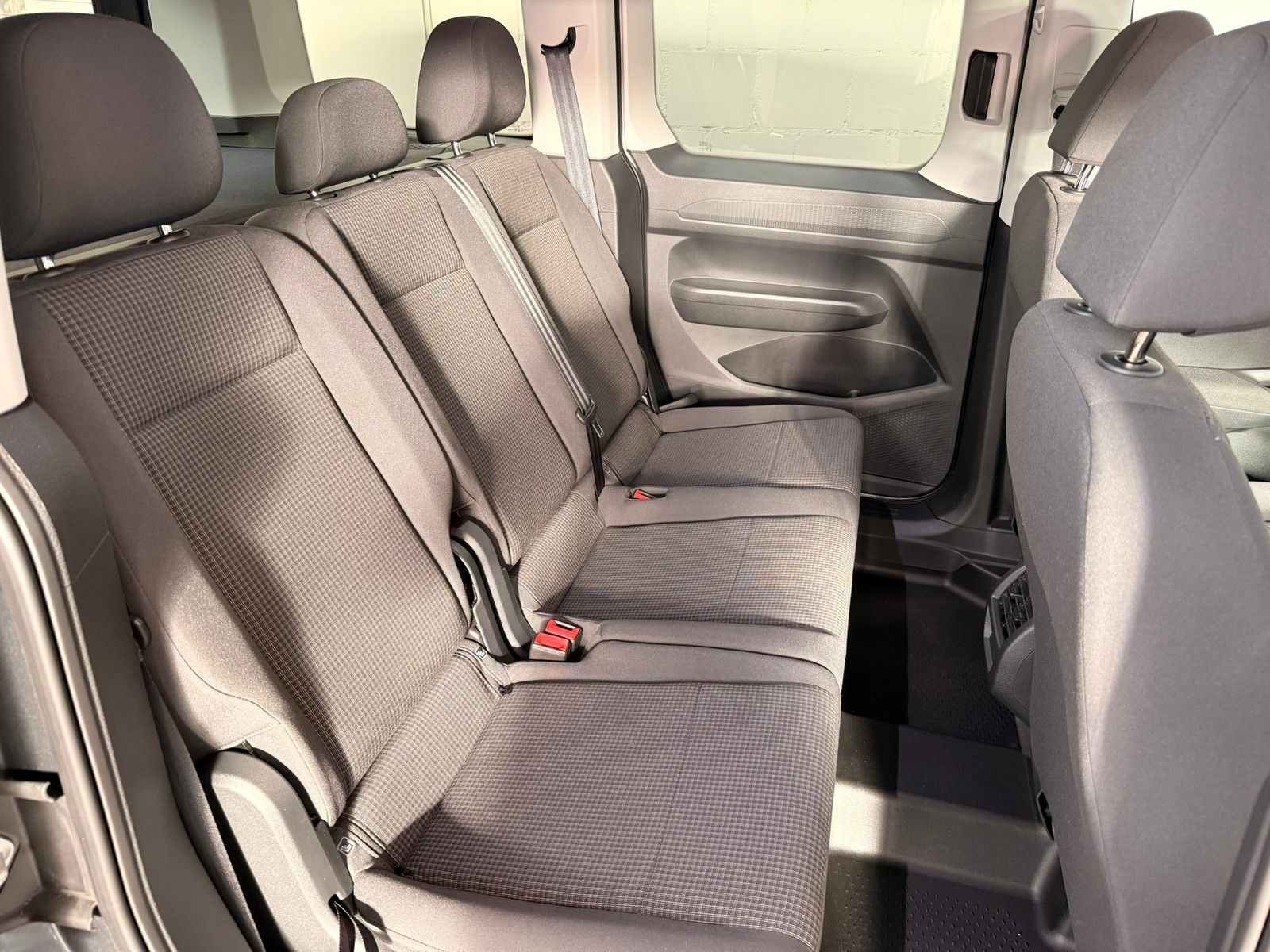 Fahrzeugabbildung Volkswagen Caddy Basis  1,5 TSI +Keyless+Kamera +Navigation