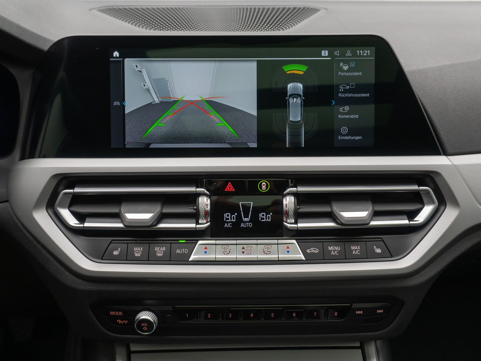 Fahrzeugabbildung BMW 330e xD ACC HUD Kamera DAB Alarm Panorama 19Zoll