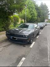 Dodge Challenger mit Sportklappenauspuff - graue Dodge Challenger