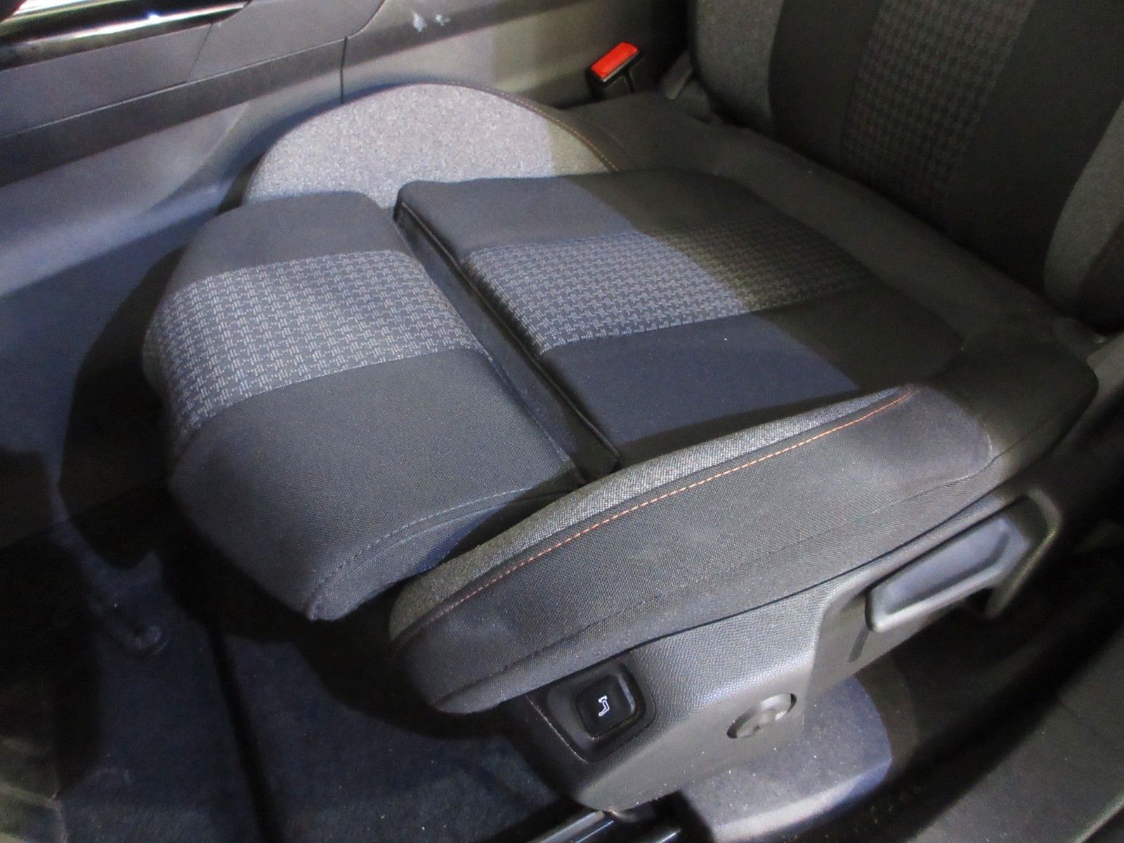 Fahrzeugabbildung Peugeot 5008 Active Pack 1.5D LED/NAVI/AHK/PDC/R´CAM