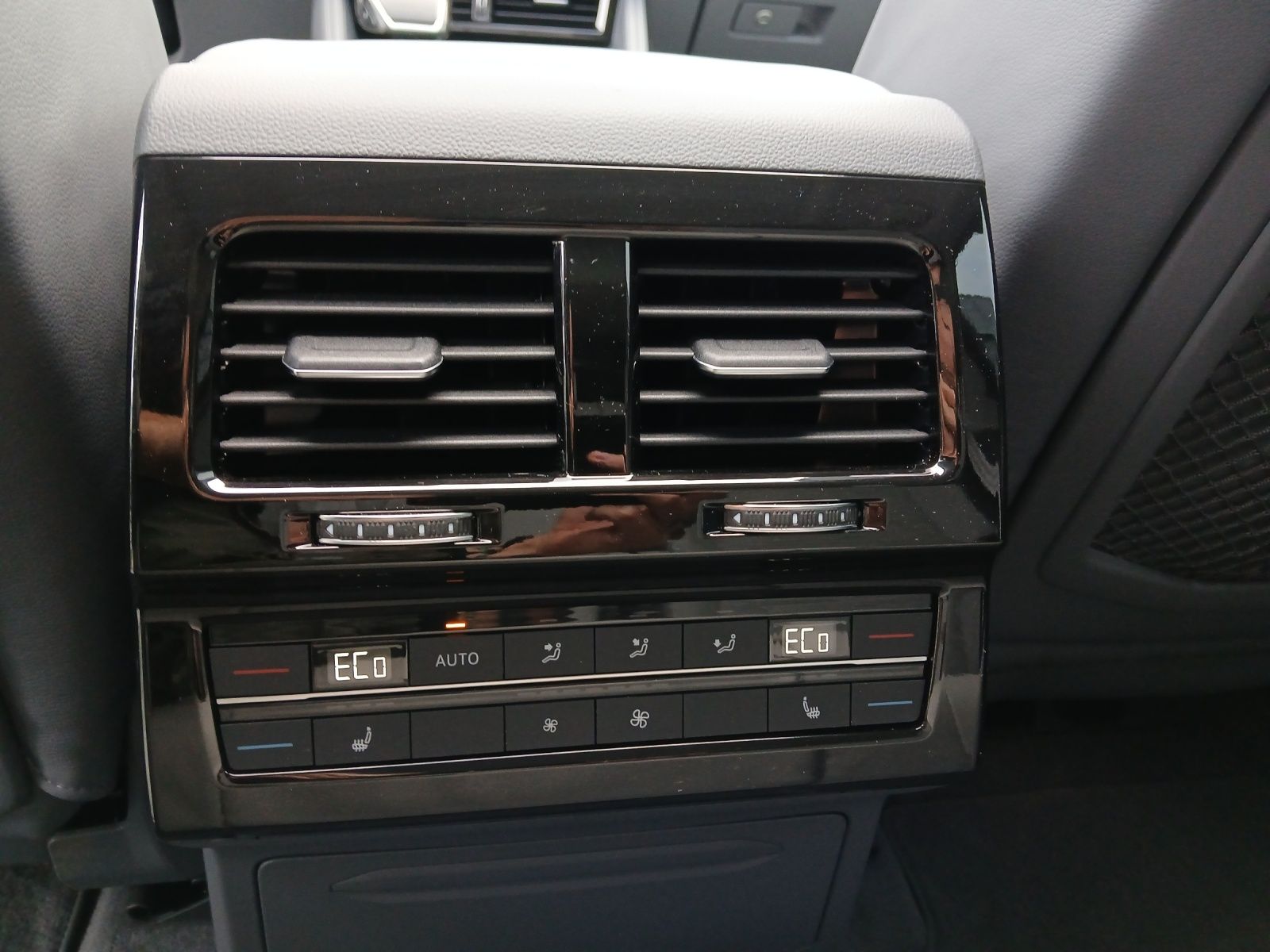 Fahrzeugabbildung Volkswagen Touareg eHybrid Elegance Matrix AHK Pano HUD AID