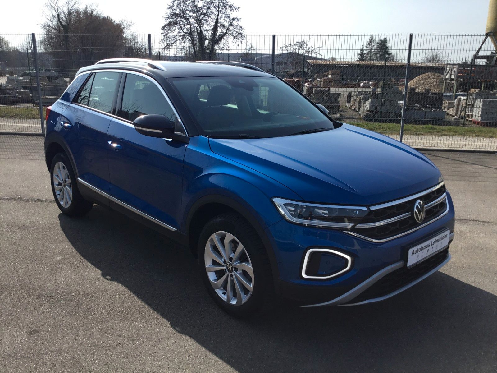Fahrzeugabbildung Volkswagen T-Roc 1.5 TSI DSG Style+AHK+LED+ACC+17"+Kamera