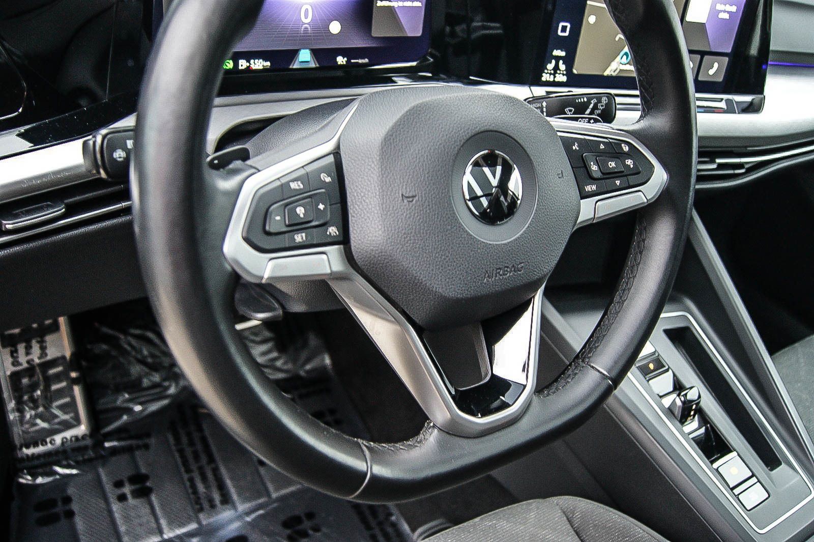 Fahrzeugabbildung Volkswagen Golf VIII Var 20TDI DSG LIFE STDHG ANHZV PANO IQ