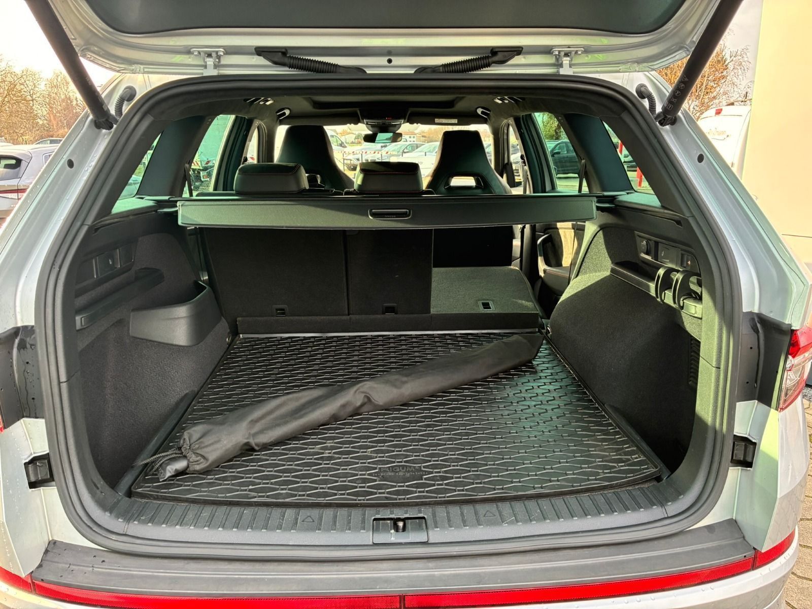 Fahrzeugabbildung SKODA Kodiaq RS 4x4 245PS DSG*AHK*StHz*Pano*20Zoll