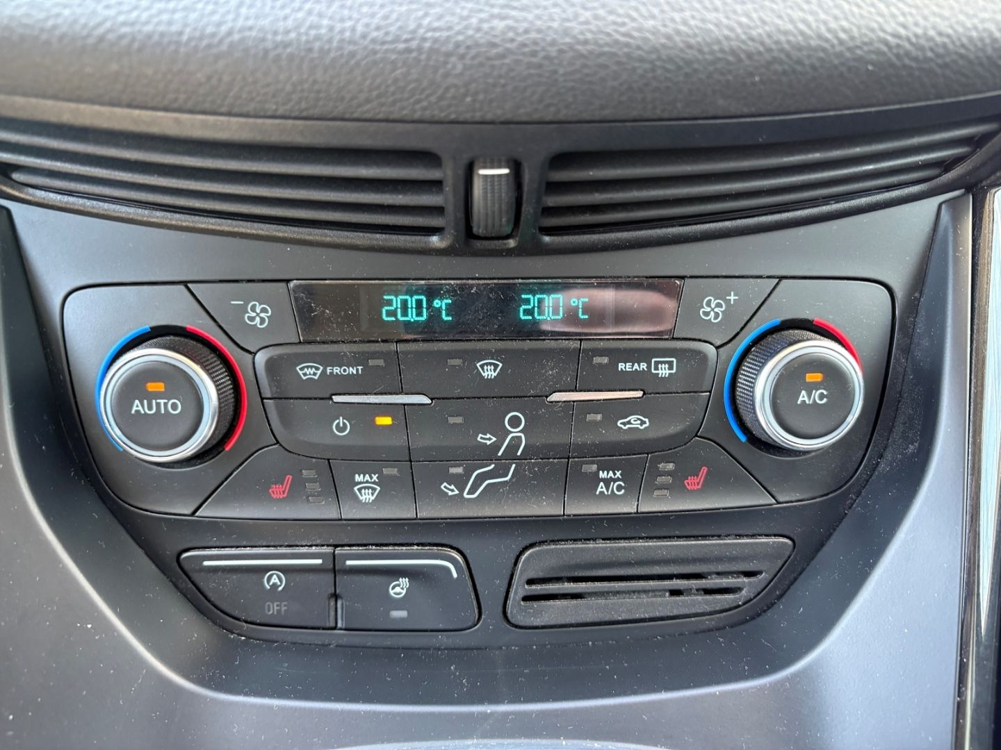 Fahrzeugabbildung Ford Kuga Titanium AHK Beheizbare WSS Allwetter