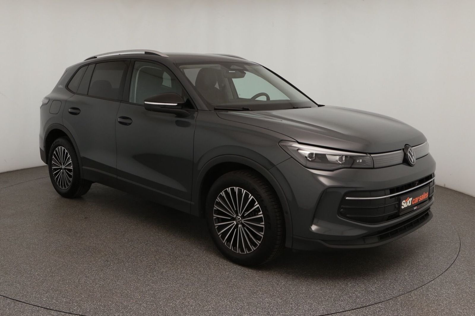 Volkswagen Tiguan - 1