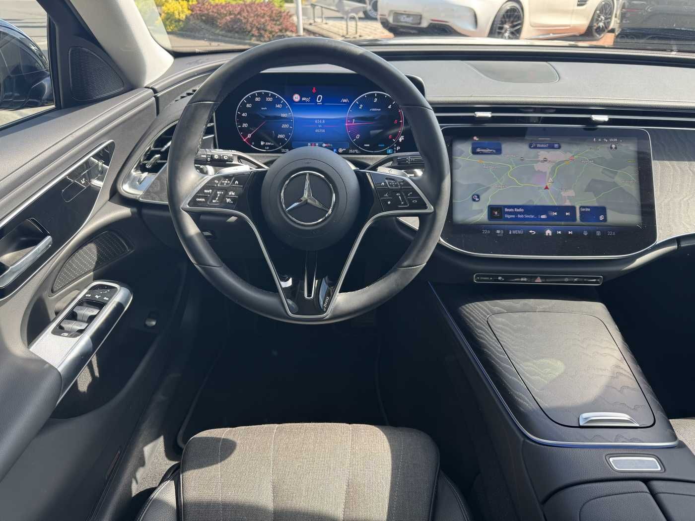 Fahrzeugabbildung Mercedes-Benz E 220 d Avantgarde+Pano+AHK+Distr+19Zoll+MBUX