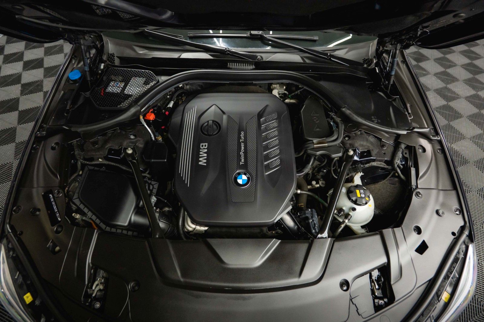 Fahrzeugabbildung BMW 730d L xDrive M Sport Shadow | 100% Option | 19%