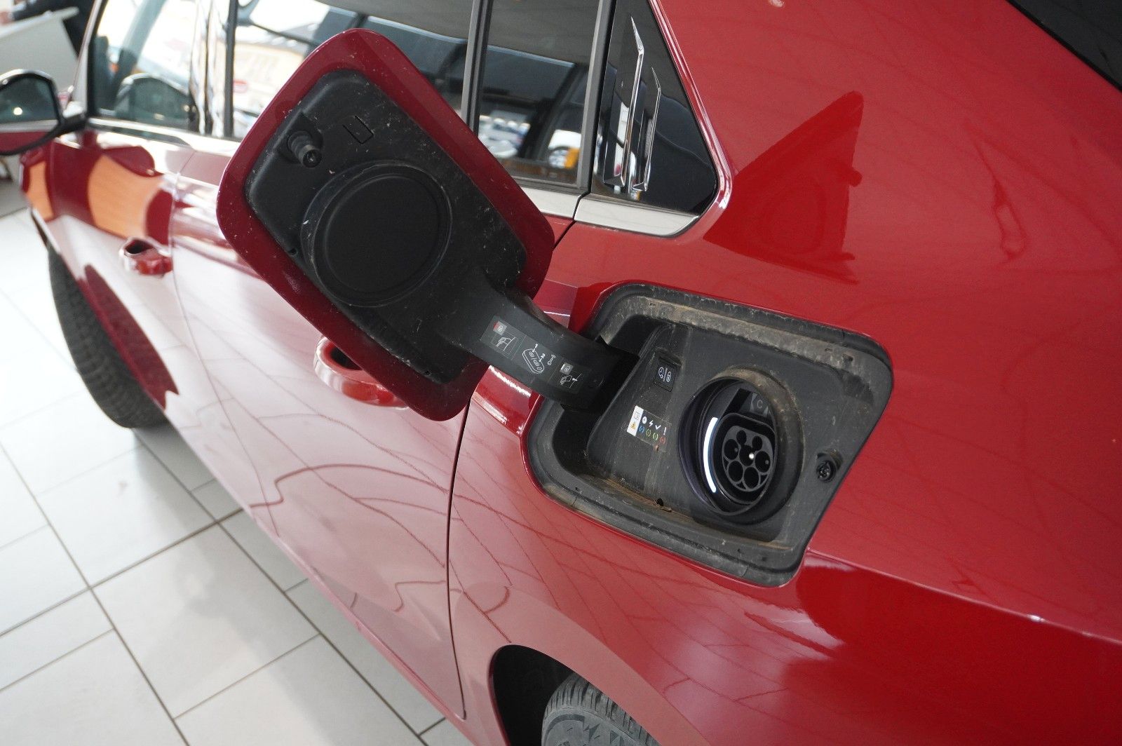 Fahrzeugabbildung Opel Astra L Lim. 1.6 HYBRID ELEGANCE NAVI/LED/KAMERA