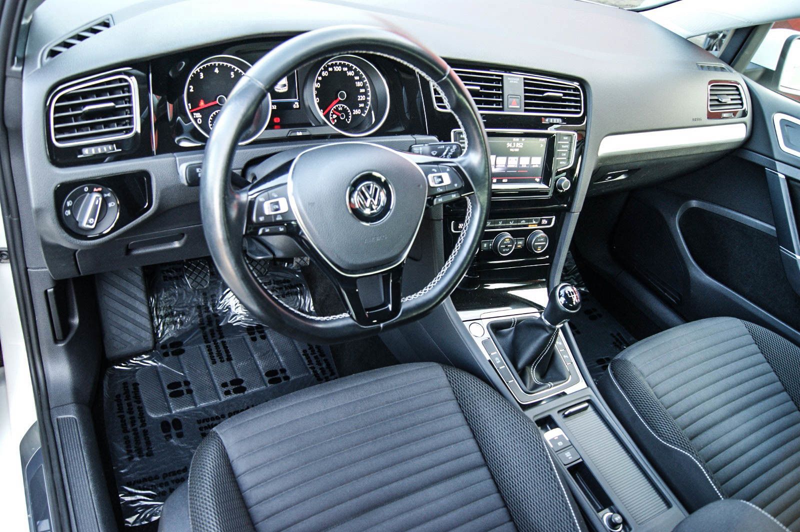 Fahrzeugabbildung Volkswagen Golf VII 1.4TSI ACT Cup XENON STANDHEIZUNG NAVI