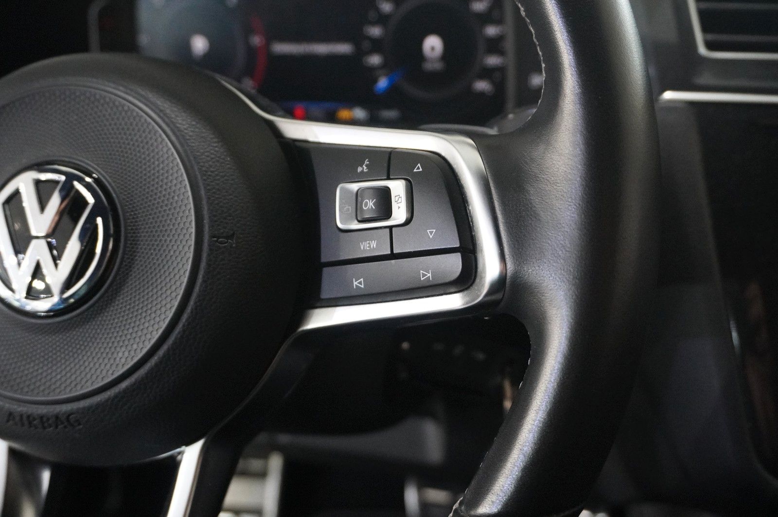 Fahrzeugabbildung Volkswagen Tiguan Allspace 2.0D R-LINE 4M NAVI/SH/SPORT/AHK
