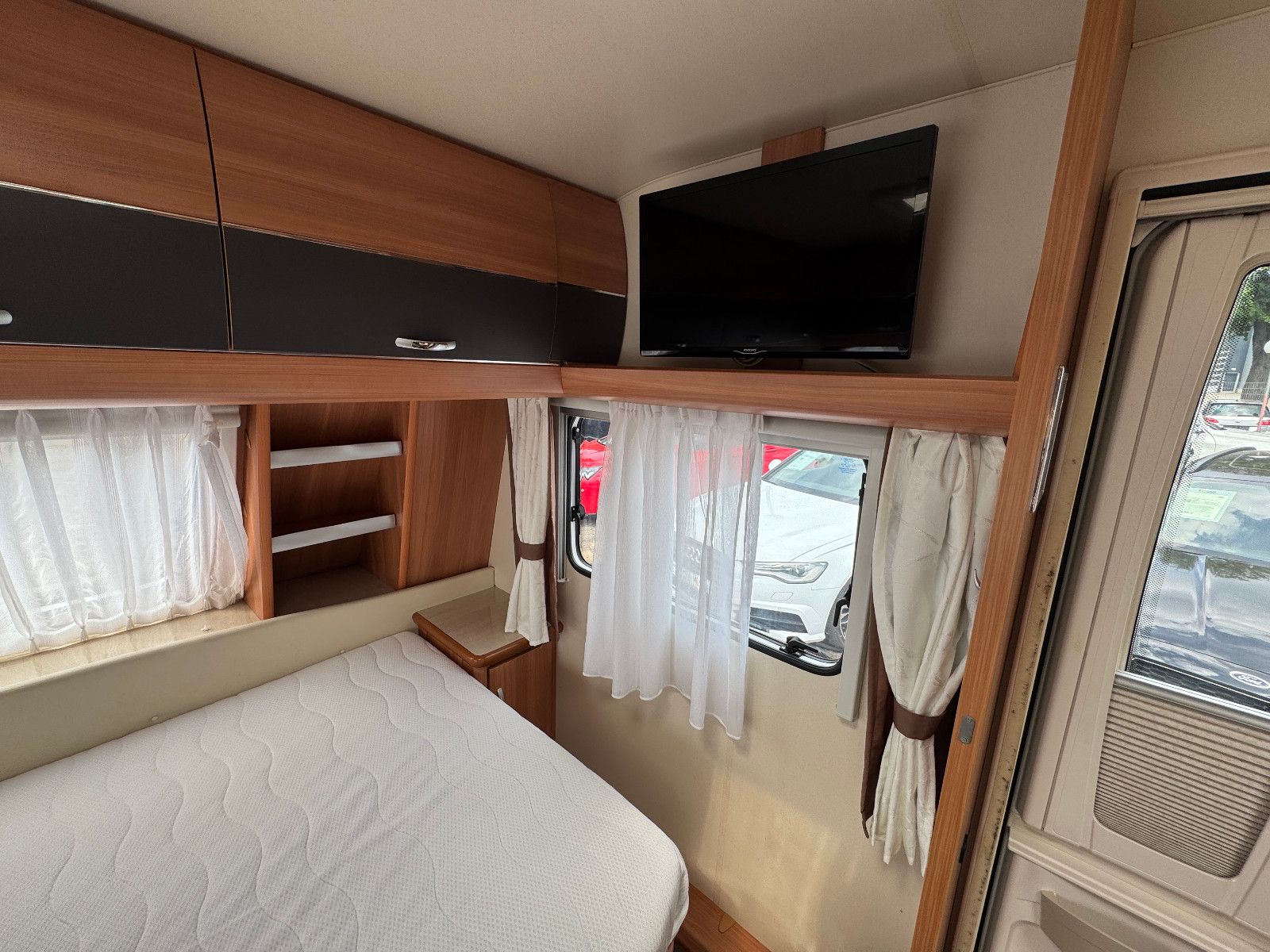 Fahrzeugabbildung Hobby 545 KMF DE LUXE SAT TV MOVER RUNDSITZGRUPPE