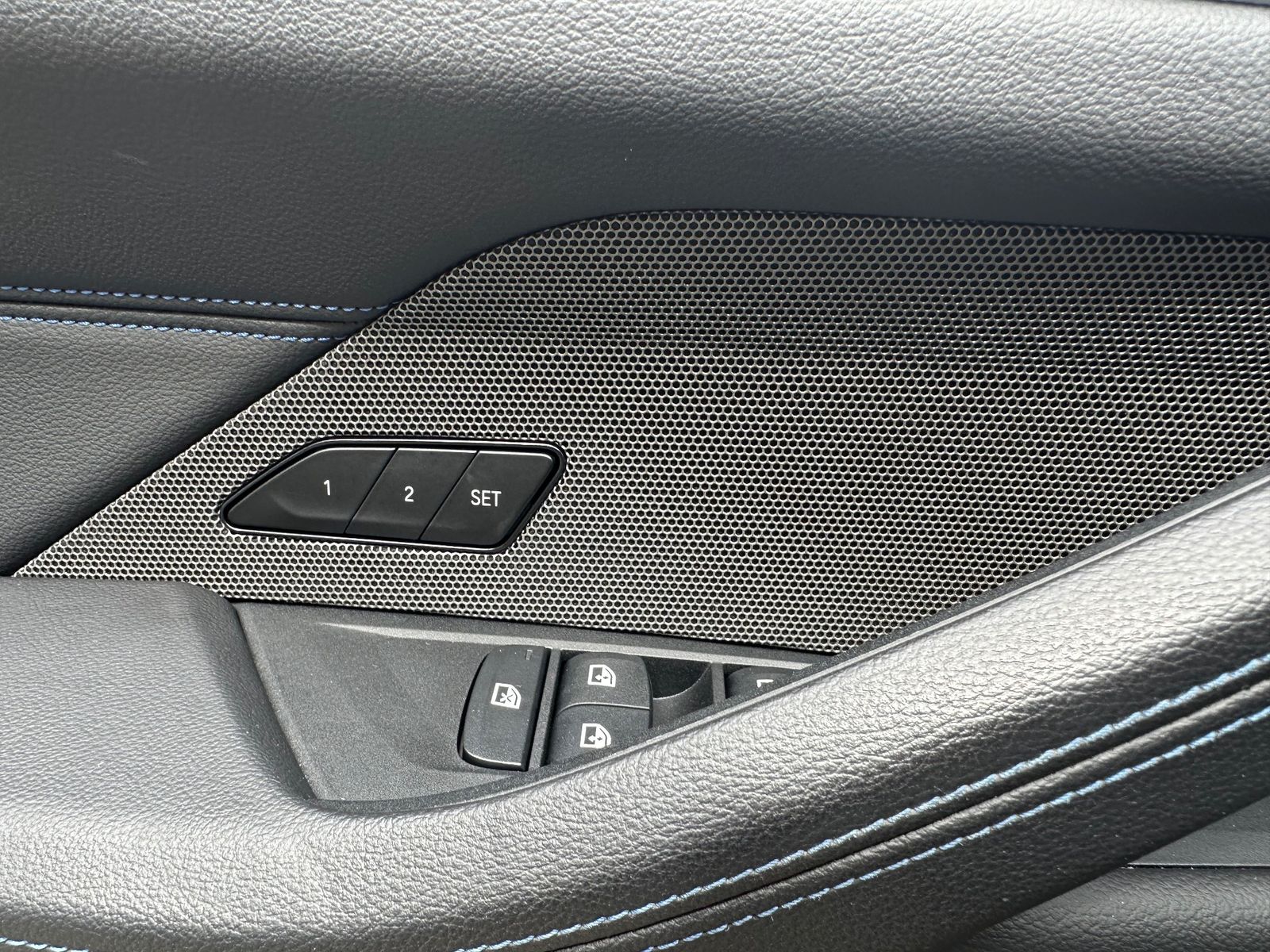 Fahrzeugabbildung BMW i4 eDrive40 Gran Coupé M-Sport NAV+LED+PANO+AHK