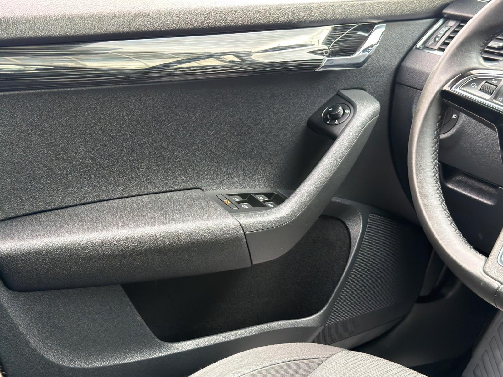 Skoda Octavia Combi Style LED/Keyless/CarPlay/PDC