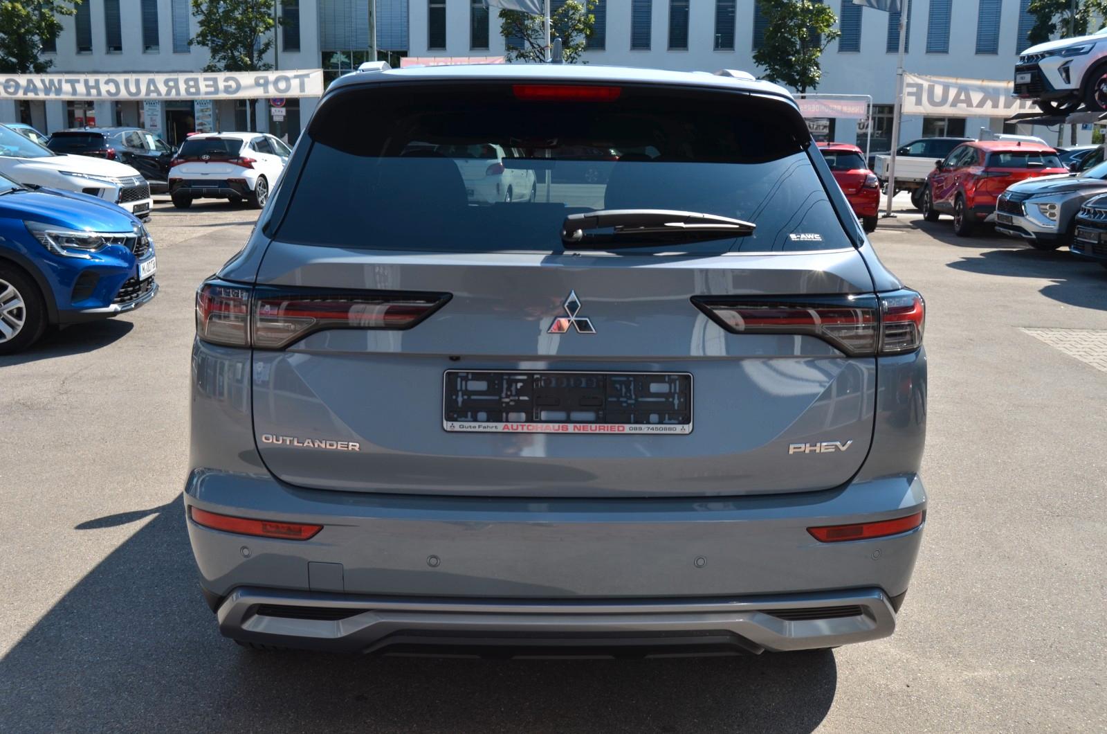 Mitsubishi Outlander 2.4 PHEV Select AT 4WD LED ele. Heck.