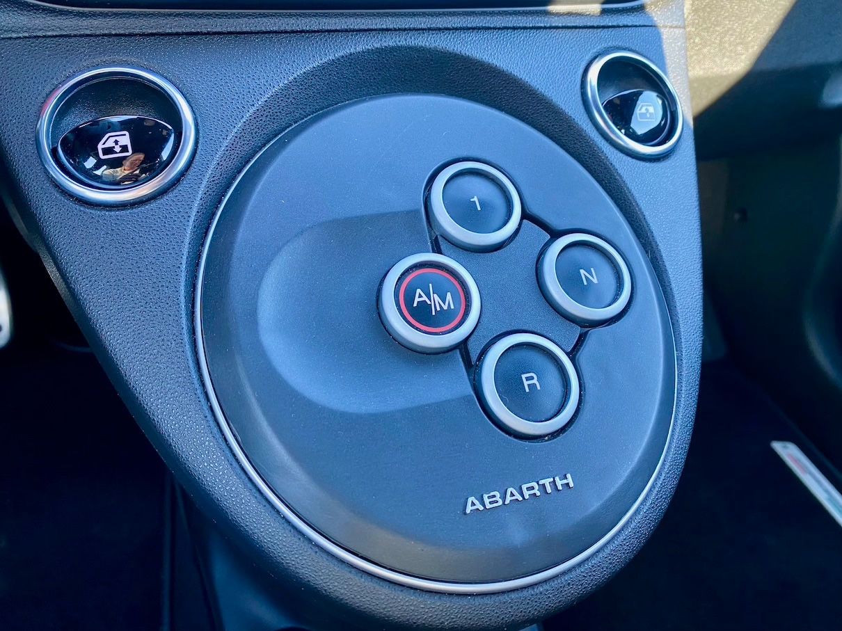 Fahrzeugabbildung Abarth 695 AAC NAVI BI-XENON BEATS MTA PAKET