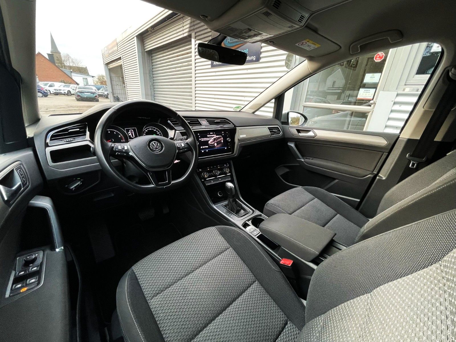 Fahrzeugabbildung Volkswagen Touran 1.5 TSI DSG  NAVI ACC 7-SITZE GANZJ. RFN.