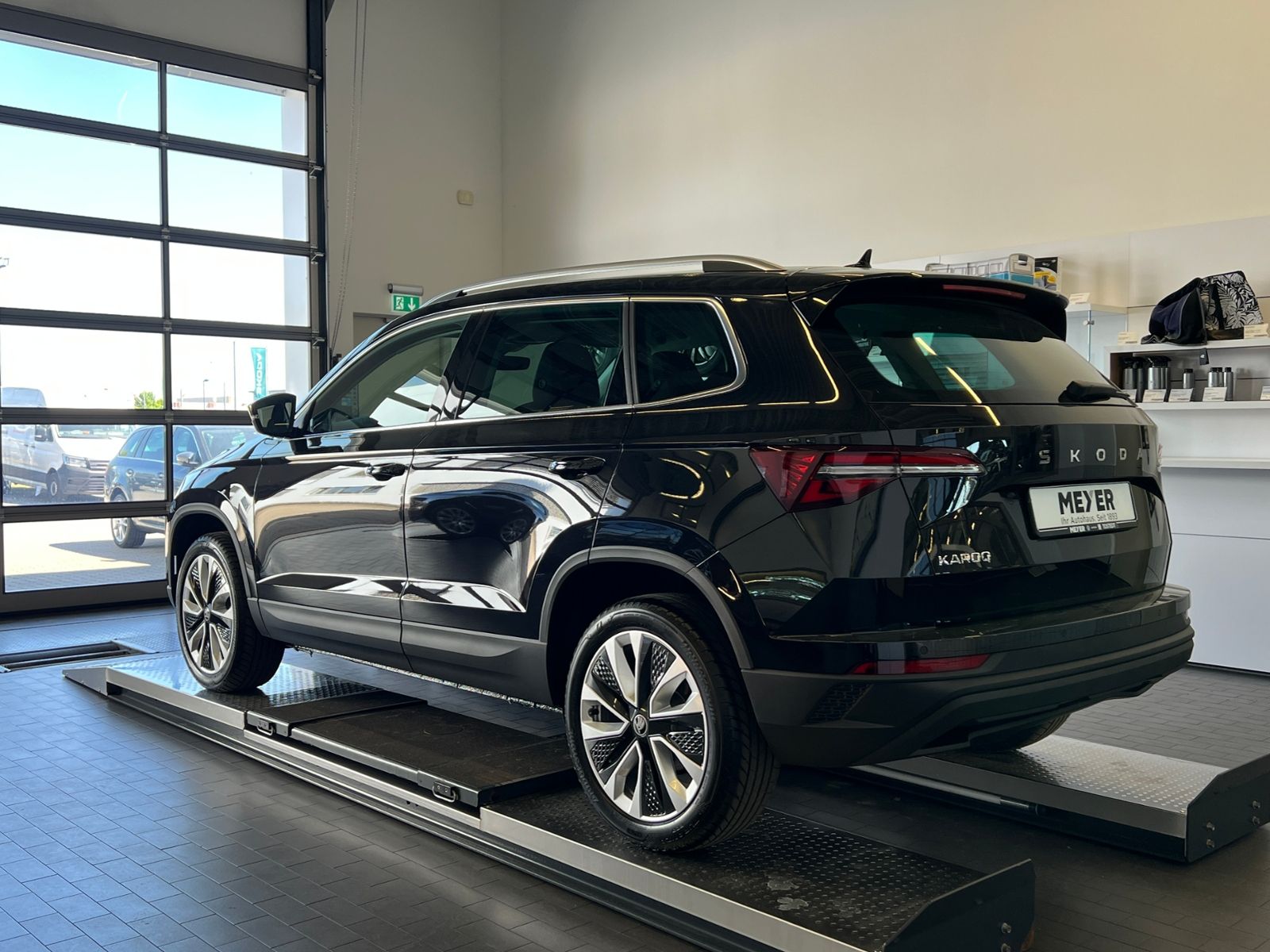 Fahrzeugabbildung SKODA Karoq Selection 1.5 TSI DSG *AHK, LED, 18"-LM*