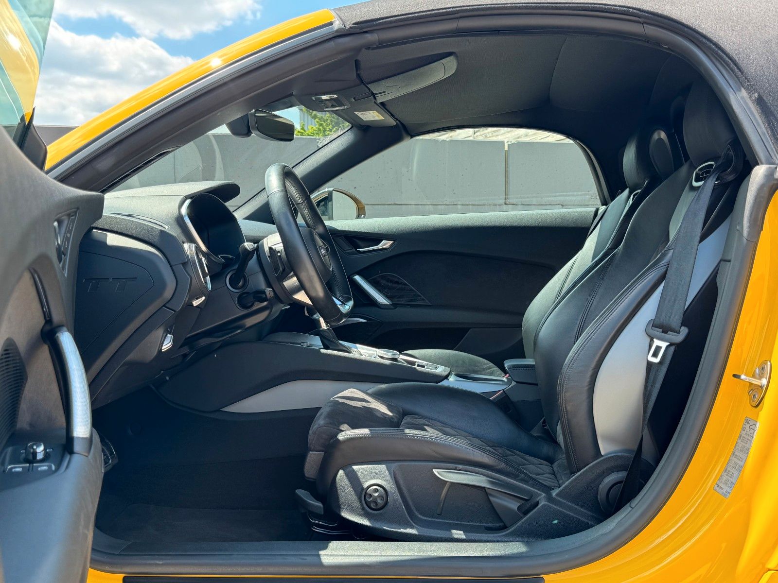 Fahrzeugabbildung Audi TT Roadster 2.0 TFSI DSG S-Line B&O Alcan. SHZ