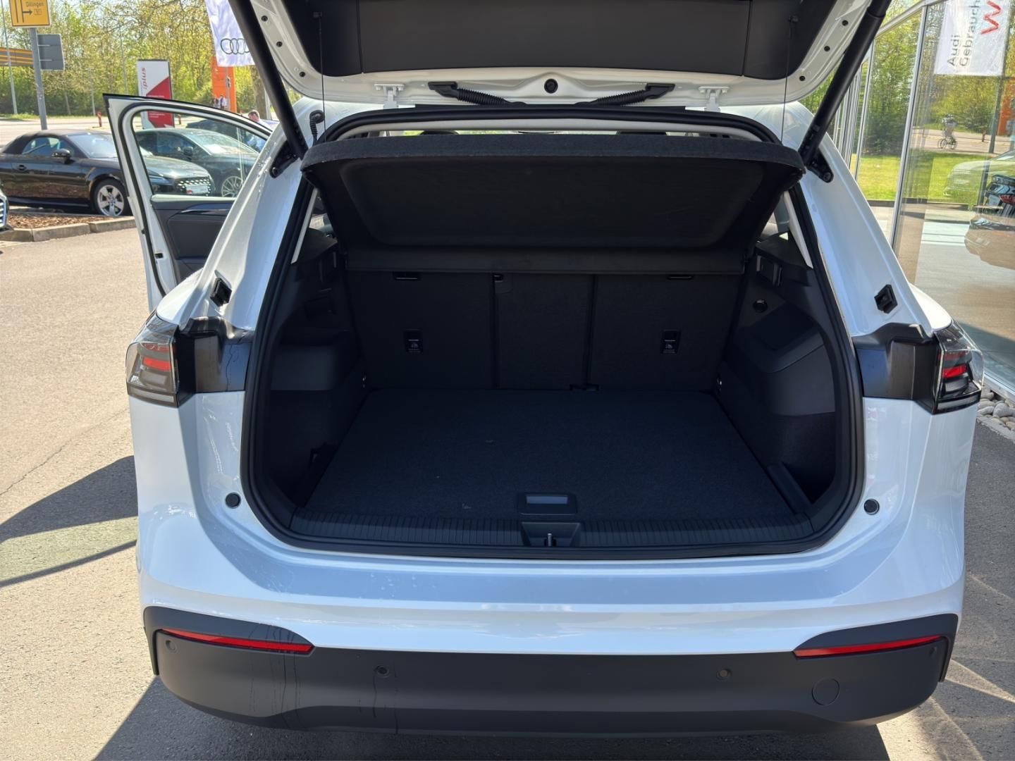 Fahrzeugabbildung Volkswagen Tiguan 1.5 eTSI W Life AHK,HUD,Kamera,LED,Matrix