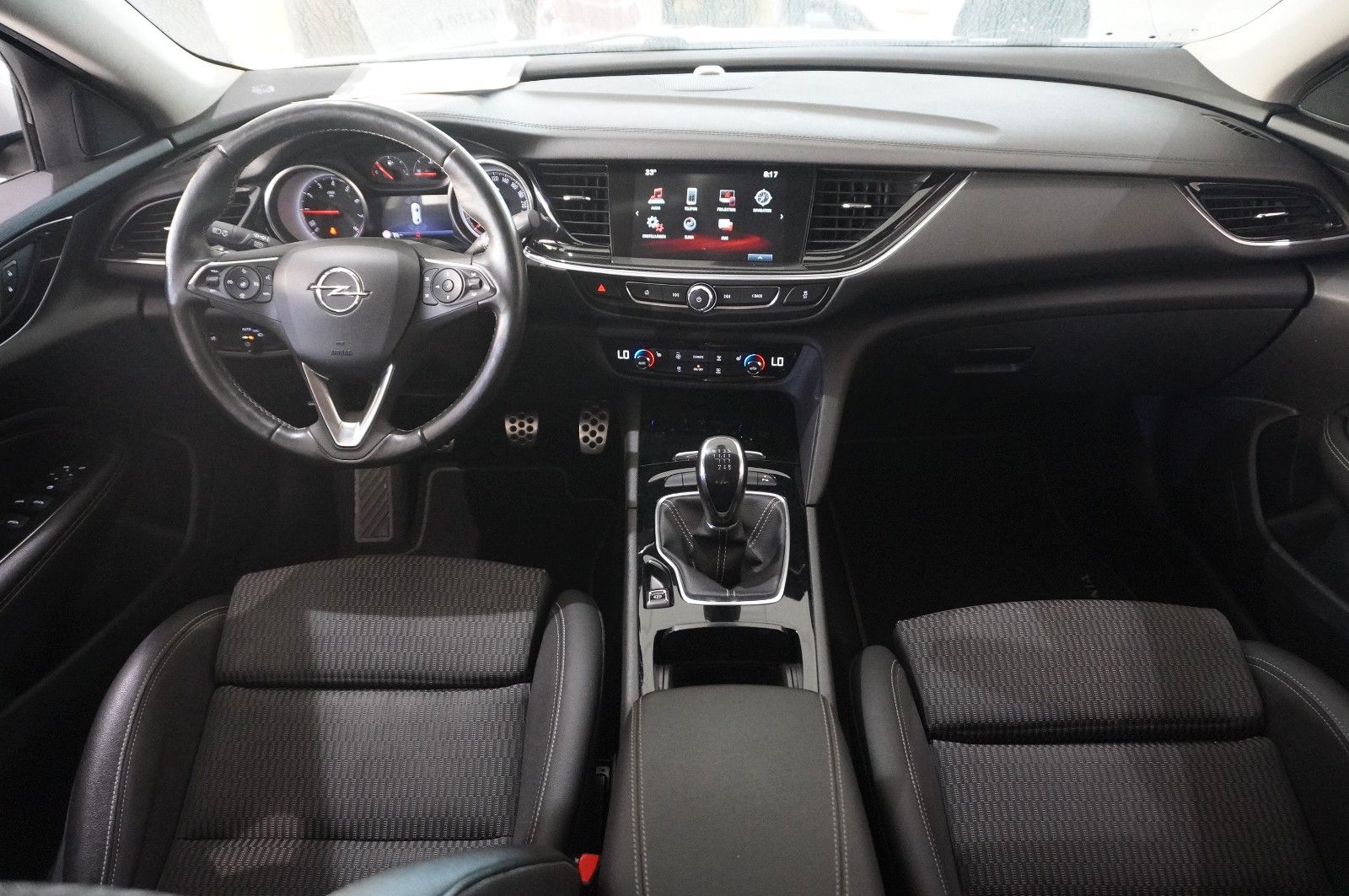 Fahrzeugabbildung Opel Insignia B GS 1.5T DYNAMIC NAVI/LED/SPORT/SH/AHK