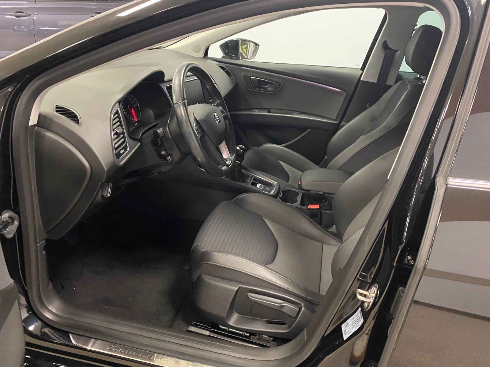 Fahrzeugabbildung SEAT Leon 1.4 TSI Start&Stop Xcellence+NAVI+LED+SHZ++