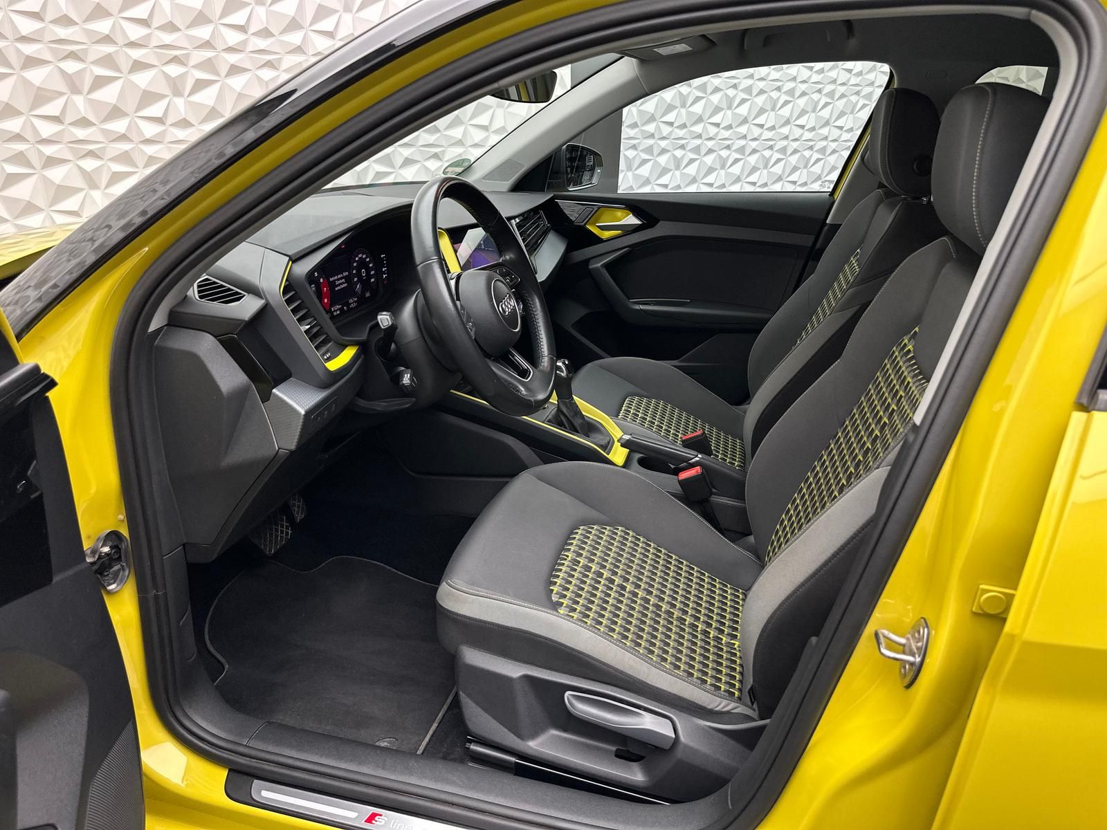 Fahrzeugabbildung Audi A1 30 TFSI S-LINE/EDITION-ONE/PDC/RCAM/VIRTUAL